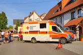 BMW-Fahrer fährt Fußgänger an und flüchtet zu Fuß