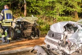 Frontal-Crash im Norden: Frau fast eine Stunde in Wrack gefangen!