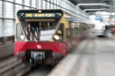 Rassistische Attacke an S-Bahnhof in Berlin: Frau zu Boden getreten und beleidigt