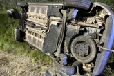 Citroën überschlägt sich auf A9: Zwei Personen verletzt, Auto im Graben