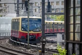 Mit Schreckschusswaffe im Gleis: S-Bahn muss Vollbremsung hinlegen
