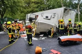 Lkw kracht in Trecker: Führerhaus reißt ab, Fahrer wird eingeklemmt