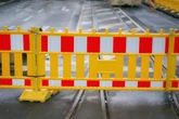 Schwerer Unfall auf Baustelle in München-Laim: Bagger erfasst Fußgänger