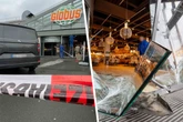 Spektakulärer Einbruch in Juwelier: Auto kracht in Markthalle