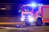 Junger Mann legt Feuer und setzt ein Wohnhaus in Brand: Wer kennt den Täter?