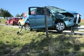 Frontalcrash nahe Stuttgart: Schwer verletzte Seniorin in Ford eingeklemmt