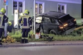 VW kracht gegen Gasthaus-Wand: Fünf teils Schwerverletzte