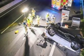 Jaguar überschlägt sich auf A7: Fünf Verletzte, Vollsperrung