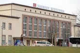 Nackt vorm Bahnhof und Selbstbefriedigung an Haltestelle: Polizei schnappt Männer
