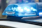 BMW kracht in Streifenwagen, zwei Menschen bei Unfall verletzt