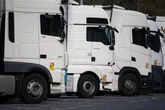 Polizisten stoppen maroden Lkw: Als er anhält, fällt ihnen die Kinnlade runter