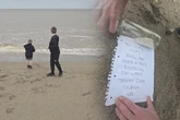 Familie findet Flaschenpost am Strand: Botschaft darin bricht ihnen das Herz