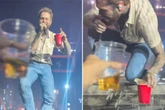 Panne mitten im Konzert: Weltstar purzelt beim Zuprosten von der Bühne