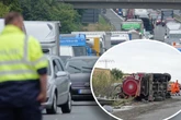 Nichts geht mehr auf der A4: Truck kracht gegen Schilderbrücke und kippt um