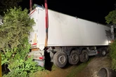 Trucker in misslicher Lage: Kräfte rücken zu komplizierter Bergung aus