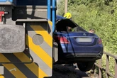 Tödlicher Zusammenstoß: Güterlok rammt Mercedes und schleift ihn Hunderte Meter mit