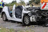 Schlimmer Unfall auf A8: Toyota rast unter Heck von Kleinlaster, Verletzte steckt stundenlang fest