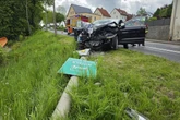 Nissan fällt Betonmast: Zwei Verletzte bei schwerem Unfall