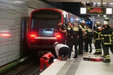 Schwerer Unfall am Bahnsteig: Person eingeklemmt und lebensbedrohlich verletzt
