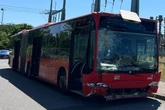 Seit zwei Wochen verlassen am Stadtrand: Wer hat hier einen Bus vergessen?