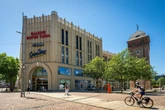 Moderne Küche auf der Außenterrasse: Neues Restaurant am Roten Turm geplant