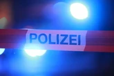 Frau liegt schlafend auf der Straße, dann wird ihr ein Messer in den Rücken gerammt