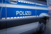 Während sie im Auto wartet: 16-Jährige beraubt und verletzt