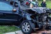 Mercedes donnert gegen Baumstamm-Transporter: Frau (64) schwer verletzt