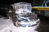 Plötzlich Feuer: Renault geht während Fahrt in Flammen auf