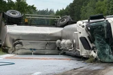 Mehrere Liter Milch auf der Straße: Tanklaster umgekippt, Autobahn gesperrt