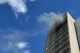 Dunkler Rauch steigt aus Dresdner Hochhaus: Feuerwehr im Einsatz
