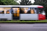 Joggerin läuft bei Rot über Gleise: Straßenbahn erfasst sie frontal
