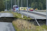 Nach plötzlichem Erdrutsch auf Straße - eine Person vermisst