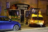 Einbrecher fährt mit Radlader in Juwelier: Fluchtweg endet in Imbiss-Fenster