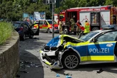 Schlimmer Crash bei Einsatzfahrt: Eingeklemmter Polizeibeamter verletzt aus Wrack geborgen