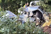 Baum zerfetzt Mercedes: Zwei Menschen kämpfen nach Horror-Crash um ihr Leben