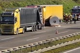 Lastwagen krachen auf A9 zusammen: Stahlrollen blockieren Fahrbahn