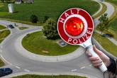 Polizisten werden stutzig: Auto dreht ständig Runden im Kreisverkehr