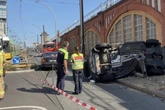 Auto kippt um und rammt Laterne: Eine Person lebensgefährlich verletzt