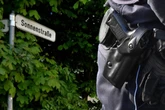 Auf Autos gesprungen und Mann verprügelt: Betrunkener landet in Gewahrsam
