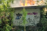 Gartenlaube abgefackelt: Polizei sucht nach verdächtigen Jugendlichen