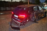 Suff-Fahrer zerlegt Audi! Wagen kracht gegen Ampel und zwei Autos
