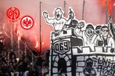 Pyro-Show und früher Paukenschlag: Eintracht marschiert Richtung Champions League