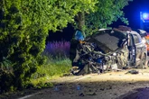 Mit Mietwagen gegen Bäume geprallt: Fahrer schwer verletzt - Polizei sucht Zeugen