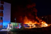 35 Firmen-Transporter in Flammen: Mann im Wohnwagen erlebt Feuer-Inferno hautnah