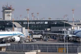 Plötzlich fliegen die Fäuste: Passagiere zetteln Massenschlägerei an