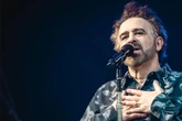 Sänger gesteht bei "Counting Crows"-Konzert: Ausgerechnet diesen Song rettete seine Frau