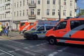 E-Scooter kollidiert mit Auto: Drei Verletzte, einer kämpft um sein Leben