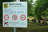 Mann schlägt und bedrängt Frau auf Leipziger Friedhof: Opfer bei Übergriff verletzt