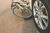 Radfahrer schwer verletzt: Senior übersieht ihn beim Ausparken
